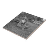 1880er Jahre Adorable Girl and Rooster Cart im Gar Fliese (Seite)