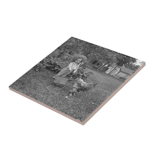 1880er Jahre Adorable Girl and Rooster Cart im Gar Fliese (Seite)
