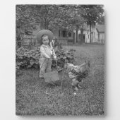 1880er Jahre Adorable Girl and Rooster Cart im Gar Fotoplatte (Vorderseite)