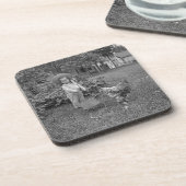 1880er Jahre Adorable Girl and Rooster Cart im Gar Getränkeuntersetzer (Linke Seite)