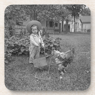 1880er Jahre Adorable Girl and Rooster Cart im Gar Getränkeuntersetzer