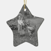 1880er Jahre Adorable Girl and Rooster Cart im Gar Keramik Ornament (Links)