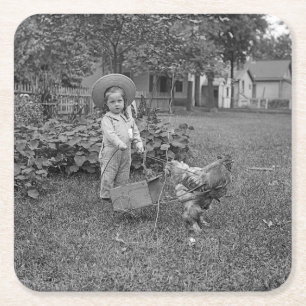 1880er Jahre Adorable Girl and Rooster Cart im Gar Rechteckiger Pappuntersetzer
