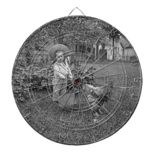 1880er Jahre Süßes Mädchen und Hahn-Karren im Gart Dartscheibe