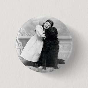 1890 lächelndes Mädchen und ihr Retriever-Hund Button