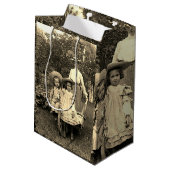 1890er Foto Heirloom Garden Mutter Töghters Mädche Mittlere Geschenktüte (Rückseite Schrägansicht)