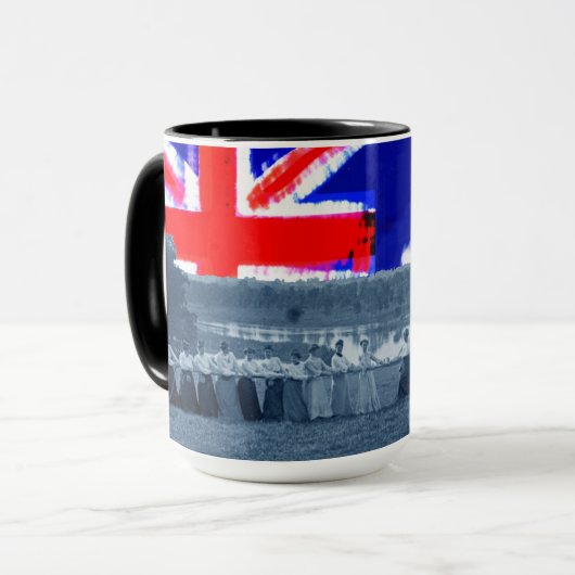 1890er Jahre Frauenumarmung der "Tug-O-War"-Flagge Tasse (Vorderseite Links)