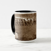 1890er Männer Mann Tug-O-War Fox Fluss Elgin IL Fo Tasse (Vorderseite Links)