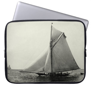 1891 Amerikanische Yacht auf See Laptopschutzhülle