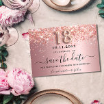 18. Geburtstag Rosa Glitzer Glitzern Save The Date<br><div class="desc">Eine junge und trendige Save the Date für eine 18. Geburtstagsfeier. Rosa Farbverlaufshintergrund mit Rose Imitaten Glitzer Staub. Personalisieren und fügen Sie Datum und Namen/Text hinzu. Der Text: Save the Date wird mit einem großen angesagten,  handgeschriebenen Stilskript mit Swashes geschrieben. Nummer 18 mit einem Schriftart im Ballonstil.</div>