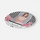 18. Geburtstag Schwarz-weiße Streifen Blumenmuster Pappteller (Schrägansicht)