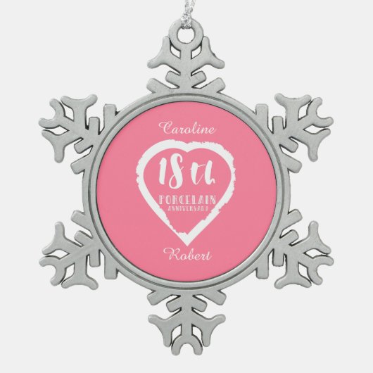 18. Hochzeitstag traditionelles Porzellan Schneeflocken Zinn-Ornament (Vorderseite)