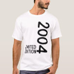 18th Birthday Boy Girl 18 Years 2004 Funny Gift T-Shirt<br><div class="desc">Dieses lustige Geburtstagsoutfit ist ein lustiges 18. Geburtstagsgeschenk für Jungen und Mädchen mit Vintagen 2004. Großartiges Geburtstagsgeschenk für 18-jährige Teenager. Cooles Sprichwort als Geschenkidee für die 18. Geburtstagsparty Dieses lustige 2004 Sprichwort ist ein lustiges Geschenk für Jugendliche, die ihren 18. Geburtstag feiern und 18 Jahre alt werden. Großartiges Geburtstagsgeschenk für...</div>