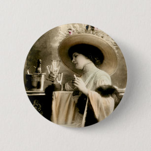 1900 Pariserin trinkt Champagner Button