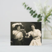 1905 Beer Drinking Girl Friends Postkarte (Stehend Vorderseite)