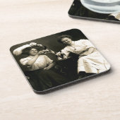 1905 Bier Drinking Girlfriends Untersetzer (Linke Seite)
