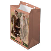 1906 Edwardian Hochzeit Mittlere Geschenktüte (Vorderseite Schrägansicht)