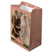 1906 Edwardian Hochzeit Mittlere Geschenktüte (Rückseite Schrägansicht)