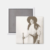1910 Foto Portrait eines Cowgirl Holding a Rifle Magnet (Vorderseite/Rückseite)