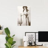 1910 Foto Portrait eines Cowgirl Holding a Rifle Poster (Heimbüro)
