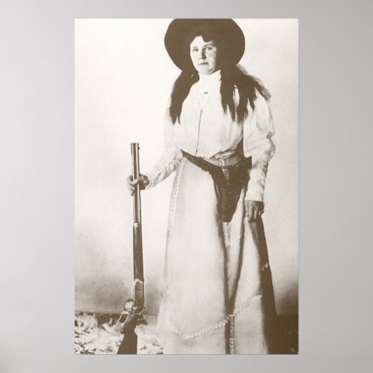1910 Foto Portrait eines Cowgirl Holding a Rifle Poster (Vorne)