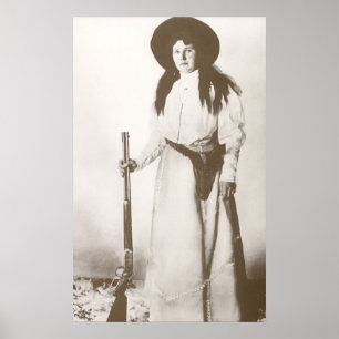 1910 Fotoporträt einer Cowgirl mit Gewehr Poster