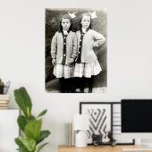 1910 Girlfriends mit passenden Outfits Poster (Heimbüro)