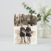 1925 Girlfriends Ice Skaten Postkarte (Stehend Vorderseite)