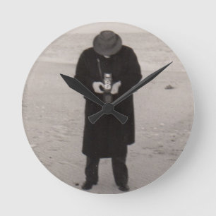 1940s photographer on the beach runde wanduhr