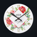 1949 70. Geburtstagsfrau - Rose für Wasserfarben Runde Wanduhr<br><div class="desc">Ob es nun Ihre Mutter, Großmutter oder sogar Urgroßmutter (Familienfreund, Nachbar usw.) ist, die 70 (70) wird, ist ein wichtiger Meilenstein und diese wunderbare Frau sollte gefeiert und geehrt werden im Stil. Dieses wunderschöne Aquarellstück mit rote Rosen, die ihr Geburtsjahr '1949' (kann bearbeitet werden) und die Worte '70 Jahre gesegnet...</div>