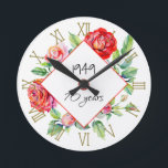 1949 70. Geburtstagsfrau - Rose für Wasserfarben Runde Wanduhr<br><div class="desc">Ob es nun Ihre Mutter, Großmutter oder sogar Urgroßmutter (Familienfreund, Nachbar usw.) ist, die 70 (70) wird, ist ein wichtiger Meilenstein und diese wunderbare Frau sollte gefeiert und geehrt werden im Stil. Dieses wunderschöne Aquarellstück mit rote Rosen, die ihr Geburtsjahr '1949' (kann bearbeitet werden) und die Worte '70 Jahre gesegnet...</div>