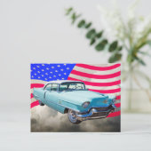 1956 Sedan Deville Cadillac und amerikanische Flag Postkarte (Stehend Vorderseite)
