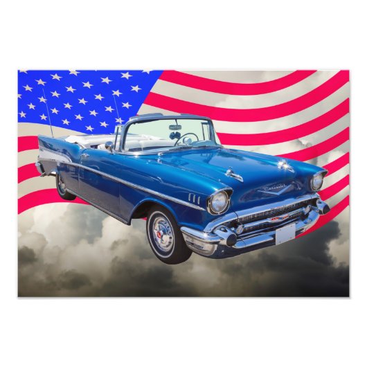 1957 Chevrolet Bel Air mit amerikanischer Flagge Fotodruck (Vorne)