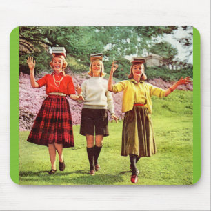 1960 Mädchen im Teenageralter mit Büchern auf dem  Mousepad