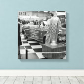 1963 Chicago Auto Show Chrysler Pace Car Woman Leinwanddruck (Insitu (Holzboden))