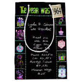 1964 Geburtstagtrivia auf Schwarz Mittlere Geschenktüte (Vorderseite)