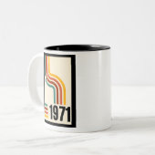 1971 Retro Stripe Rainbow 54. Geburtstag Zweifarbige Tasse (Vorderseite Links)
