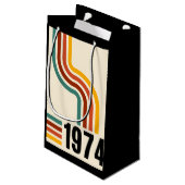 1974 Retro Vintage Poster 50. Geburtstag Kleine Geschenktüte (Rückseite Schrägansicht)