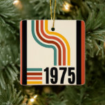 1975 Retro Stripe Rainbow Vintage Poster Keramikornament<br><div class="desc">.: 1975 .: Retro Style Streifen in grün,  rot,  gelb und gelb .: Coordinating Designs verfügbar .: Weitere Jahre verfügbar.</div>