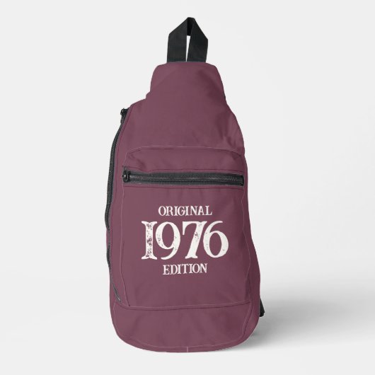 1976 Original Edition auf Maroon Crossbody Bag (Vorderseite)