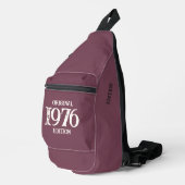 1976 Original Edition auf Maroon Crossbody Bag (Rechte Ecke)