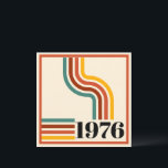 1976 Retro Stripe Vintage Poster Orange Einladung<br><div class="desc">.: 1976 .: Retro-Styling mit Regenbogen aus Retrostreifen und Vintagem Styletext .: Coordinating products available .: Andere Jahre auch in meinem Geschäft verfügbar</div>