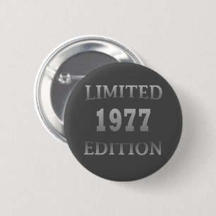 1977 geborenes elegantes modernes Geburtstagsgesch Button