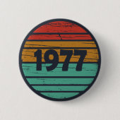 1977 Geborenes Vintage-Geburtstagsgeschenk Button (Vorderseite)