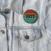 1977 Geborenes Vintage-Geburtstagsgeschenk Button (Beispiel)