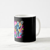 1980er Bigfoot Sasquatch Playing Pickleball Kaffeetasse (VorderseiteRechts)