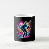 1980er Bigfoot Sasquatch Playing Pickleball Kaffeetasse (Mittel)