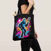 1980er Bigfoot Sasquatch Playing Pickleball Tasche (Von Nahem)