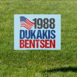 1988 Dukakis Bentsen Funny Retro Election Yard Gartenschild<br><div class="desc">In den 80er Jahren unterzeichnen die Vintagen Wahlkampfkandidaten mit den Kandidaten für das demokratische Party einen lustigen politischen Feldzug. Michael Dukakis und Lloyd Bentsen für den Präsidenten.</div>