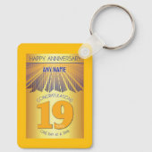 19 Year Sober Anniversary | Golden Ray 12 Step Schlüsselanhänger (Rückseite)